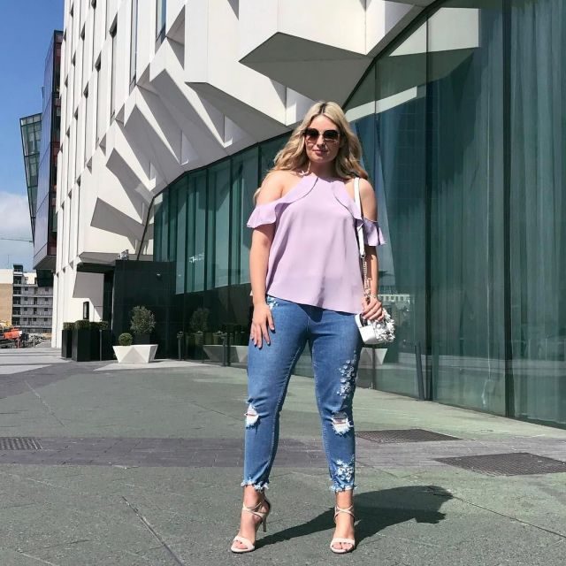 Flo­ral Em­broi­dered Jeans of Louise O'Reilly on the Instagram account @stylemecurvy