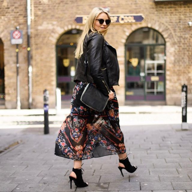 Leather Jack­et of Louise O'Reilly on the Instagram account @stylemecurvy