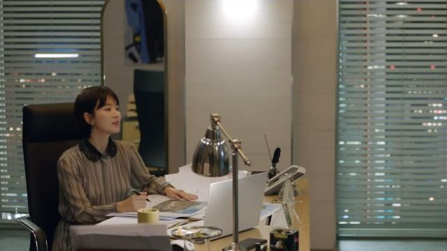 Pleat­ed Full Dress worn by Cha Soo-hyun (Song Hye-kyo) in Encounter Episode 2