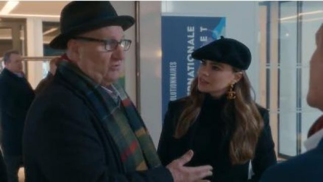 Black Long Coat worn by Gloria Delgado-Pritchett (Sofía Vergara) in Modern Family Season 11 Episode 13