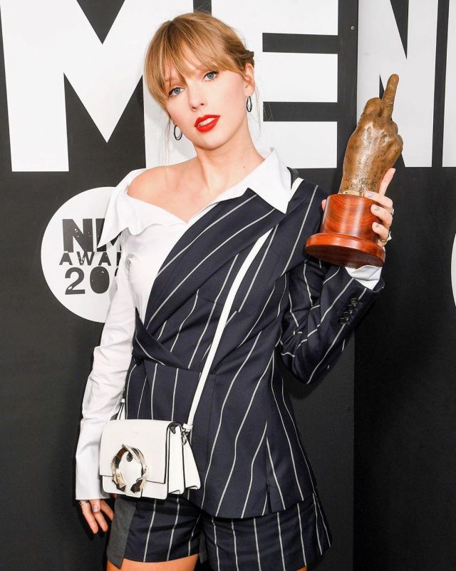 Le Sac à bandoulière Madeline en cuir à ornements de Taylor Swift sur le compte Instagram de @taylorswift