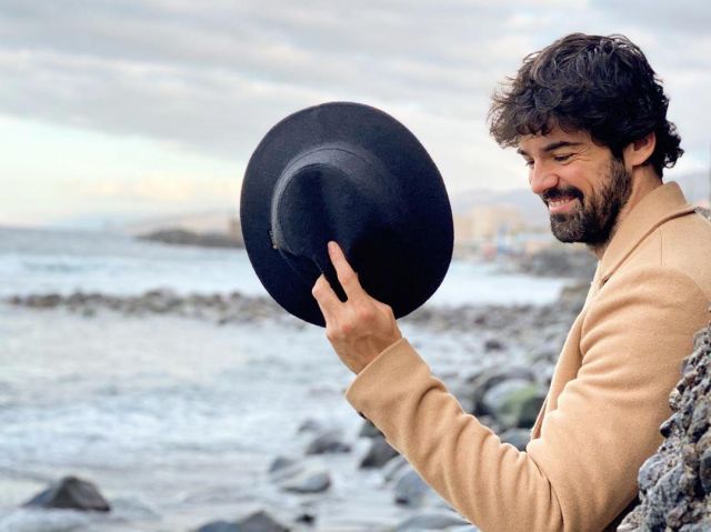 Black Fedora Hat of Miguel Ángel Muñoz on the Instagram account @miguelamunoz