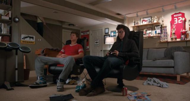 Joger gris oscuro de Gus (Ansel Elgort) en Our Opposite Stars