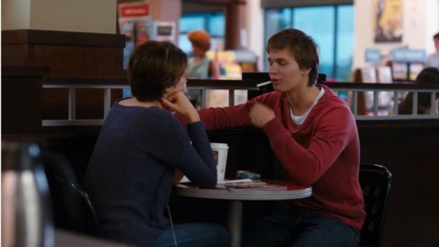 Suéter rojo de manga larga de Gus (Ansel Elgort) en Nos étoiles contraires