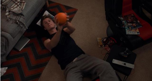 Black T-shirt without sleeve Gus (Ansel Elgort) in Our stars contrary