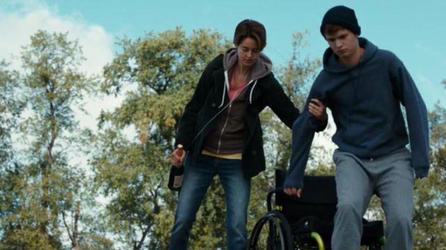 Sudadera con capucha azul marino con capucha Gus (Ansel Elgort) en Our Opposite Stars