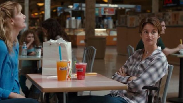 Chemise a carreaux gris de Hazel (Shailene Woodley) dans Nos étoiles contraires