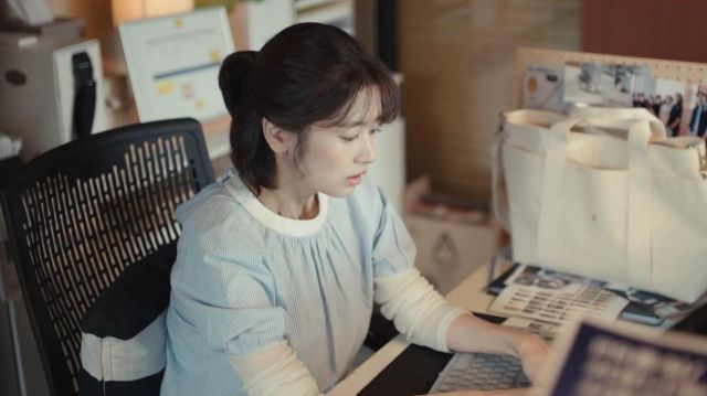 Puff Sleeve Top porté par Yoo Jin-Kang (Jung So min) dans Le Sourire A Laissé Vos Yeux Épisode 4