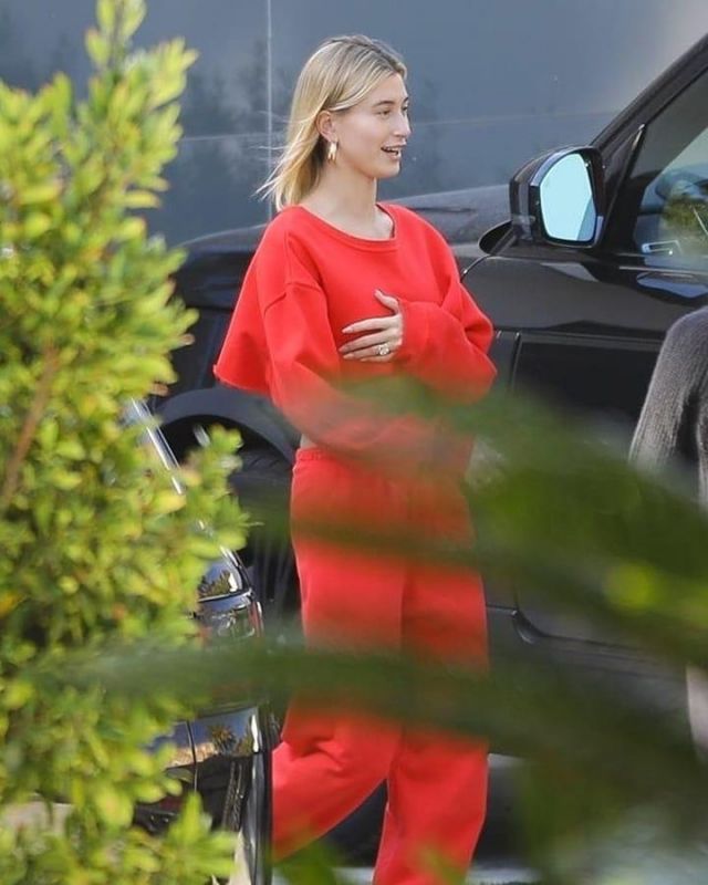 Jennifer fisher Sami­ra gold-plat­ed hoop ear­rings worn by Hailey Baldwin Los Angeles February 13, 2020