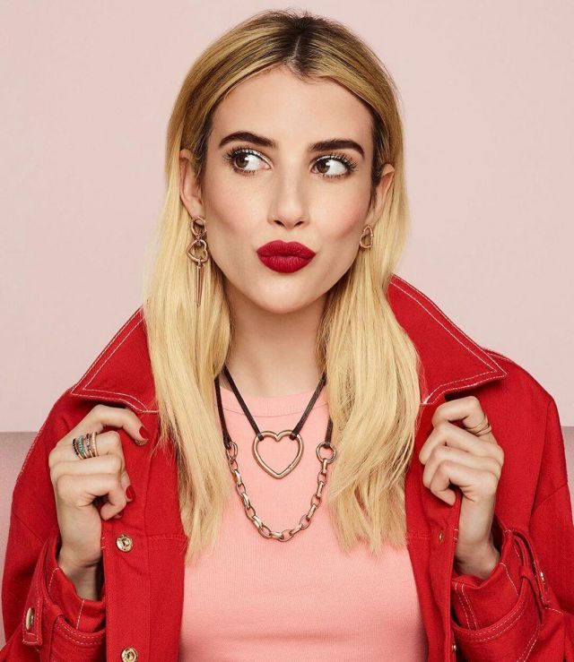 Le collier coeur de Emma Roberts sur le compte Instagram de @emmaroberts