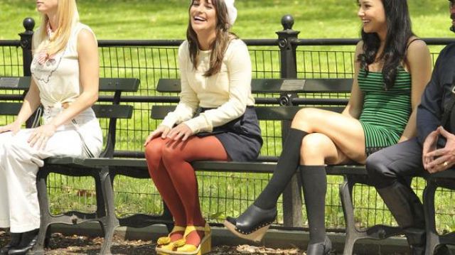 Les chaussures jaunes Anthropologie portées par Rachel Berry  (Lea Michele) dans la série Glee
