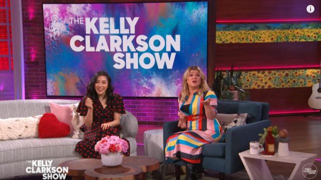 Chinti & parker Vestido de camisa a rayas usado por Kelly Clarkson en The Kelly Clarkson Show 14 de febrero de 2020