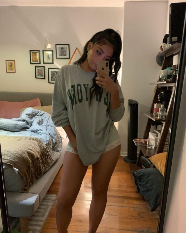 The gray sweater, New York of Teresa Ruiz on the Instagram account @_teresaru