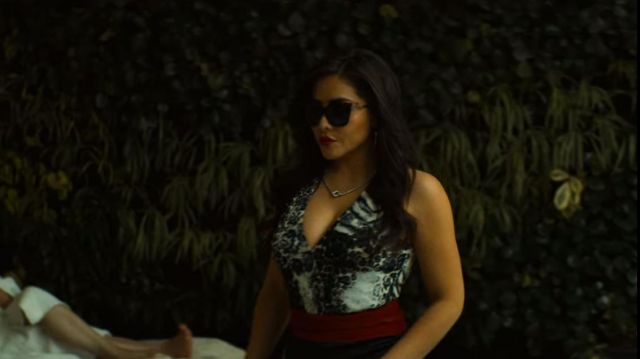 The gray leopard and black, jumpsuit of Isabella Bautista (Teresa Ruiz) in Narcos: Mexico (S02E04)