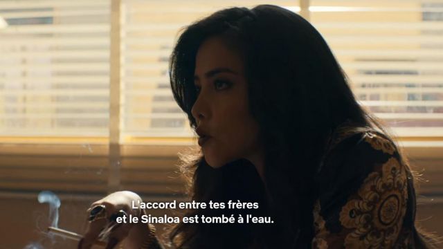 Le noir et or anneau de Isabella Bautista (Teresa Ruiz) dans Narcos: Mexique (S02E05)