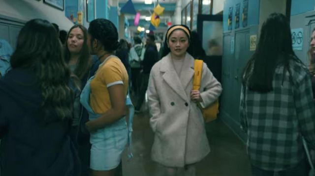 The coat pink worn by Lara Jean (Lana Condor) in the film all the boys : P.S. I still love you