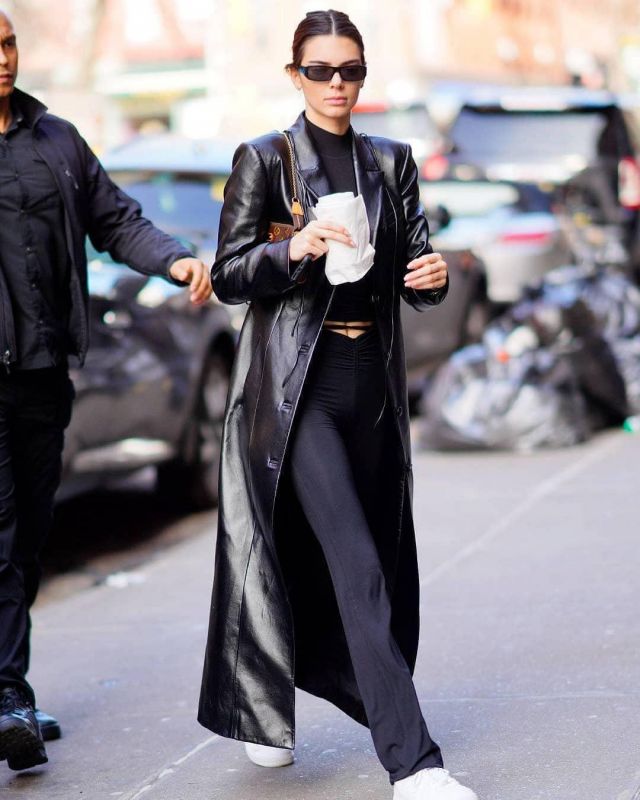 I. Am.Gia Halo Noir Pantalon porté par Kendall Jenner, la Ville de New York le 15 février 2020