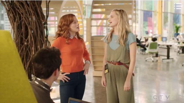 Crop Top texturizado azul usado por Autumn (Stephanie Styles) en Zoey's Extraordinary Playlist Temporada 1 Episodio 2