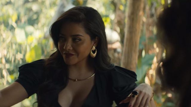 The gold choker of Isabella Bautista (Teresa Ruiz) in Narcos: Mexico (S02E06)