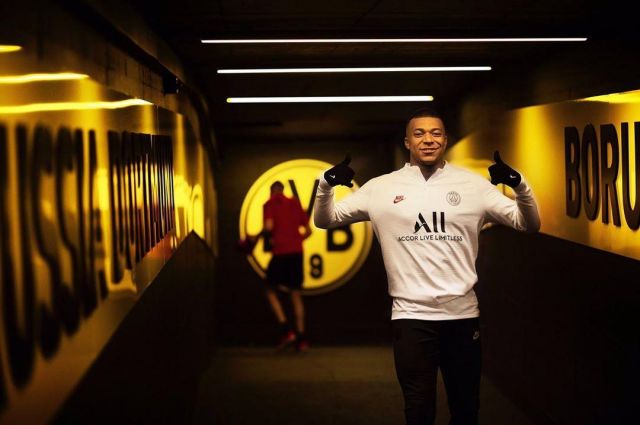 PSG Nike Jordan white Half Zip sweatshirt worn by Kylian Mbappé at Dortmund February 18, 2020 on the Instagram account @k.mbappe