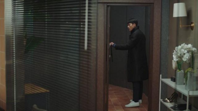 White Leather Sneak­ers worn by Lee Jung-Hyeok (Hyun Bin) in Crash Landing on You Episode 12