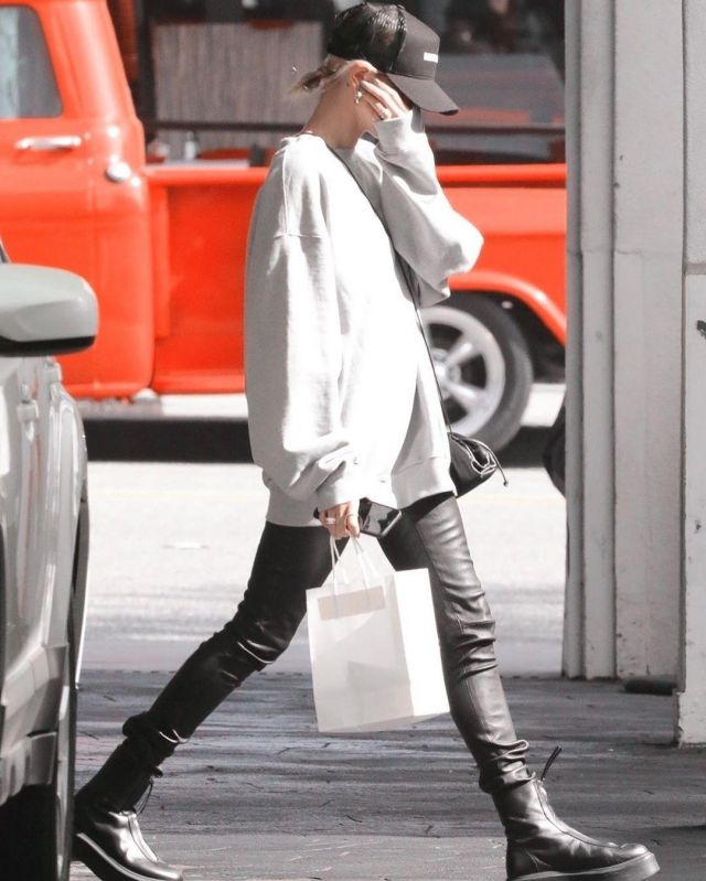 Helmut Lang Stretch Leather Leg­gings worn by Hailey Baldwin Los Angeles February 18, 2020