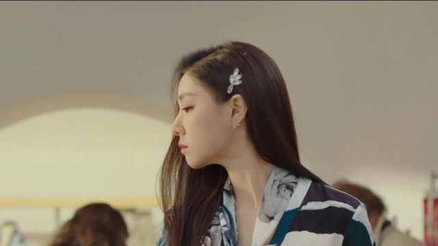 Sil­ver Ear­ring worn by Yoon Se-Ri (Son Ye-jin) in Crash Landing on You Episode 11