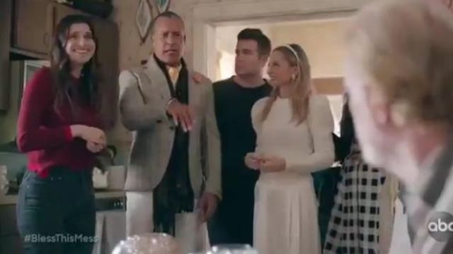 Pantalones de pierna blanca usados por Sierra (Nicole Richie) en Bless This Mess Temporada 2 Episodio 13