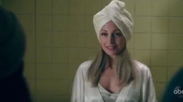 Tur­ban Hat worn by Sierra (Nicole Richie) in Bless This Mess Season 2 Episode 13