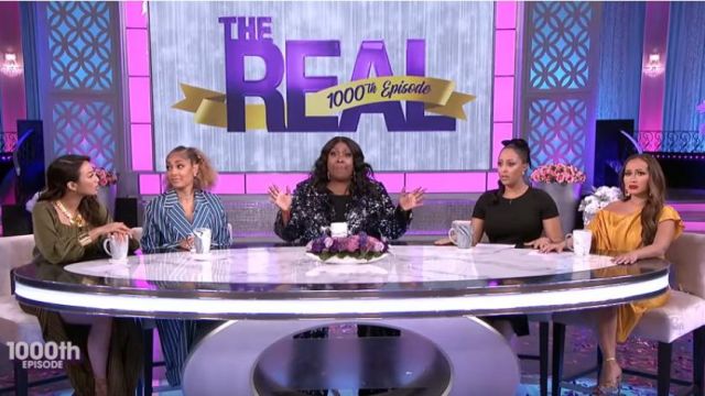Dropshipping usa Faux Un­der­wire Long Sleeve Top in Olive worn by Jeannie Mai on The Real February 18, 2020
