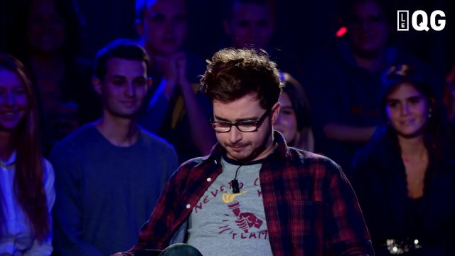 La camiseta gris usada por Jimmy Labeeu en el video de YouTube LE QG 24 - LABEEU & GUILLAUME PLEY con YVES COCHET (EX MINISTRO DE MEDIO AMBIENTE)