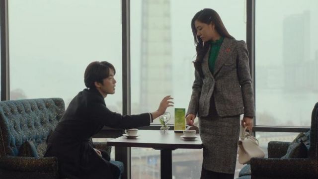 White Hand­bag worn by Seo Dan (Seo Ji-hye) in Crash Landing on You Episode 8