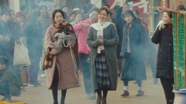 Gray Knit Cardi­gan worn by Seo Dan (Seo Ji-hye) in Crash Landing on You Episode 8
