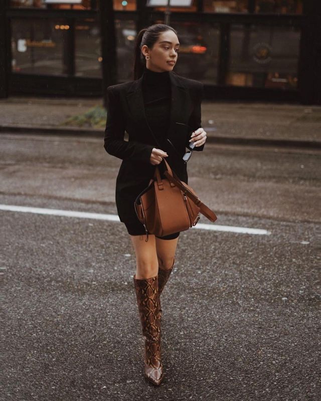 Loewe Leather Shoul­der Bag of Janice Joostema on the Instagram account @janicejoostemaa