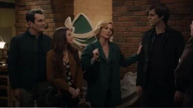 En Daim marron Veste portée par Haley Dunphy (Sarah Hyland) dans Modern Family Saison 11 Épisode 14