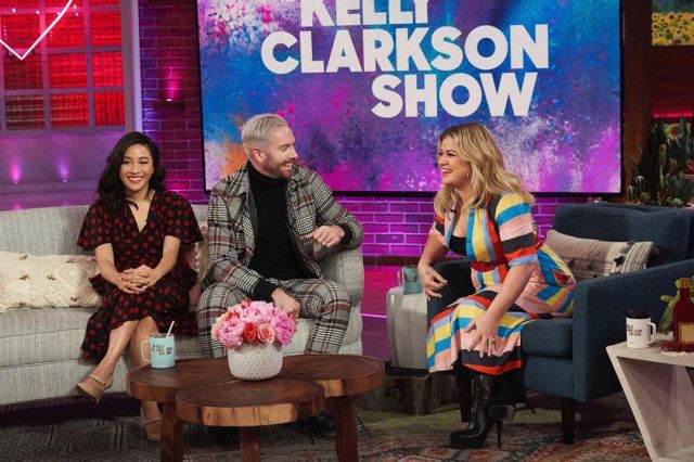 Chinti & Parker Vestido de camisa a rayas usado por Kelly Clarkson The Kelly Clarkson Show 17 de febrero de 2020