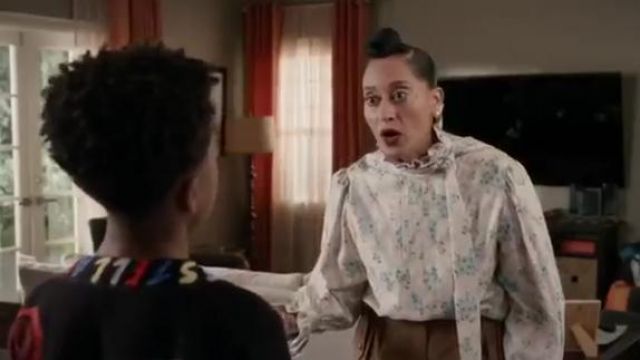 Cravate blanche Col Chemisier porté par arc-en-ciel Johnson (Tracee Ellis Ross), en black-ish Saison 6 Épisode 16