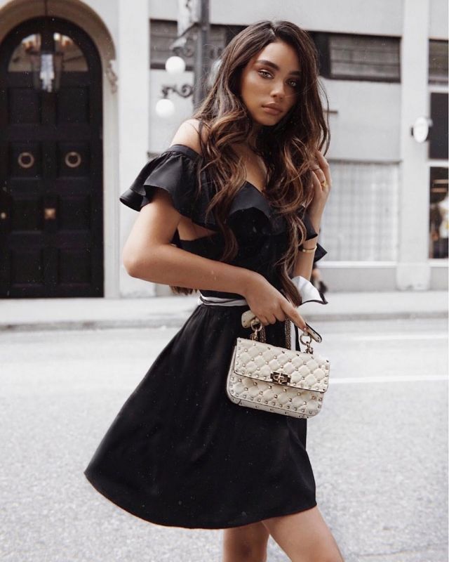 Bolso bandolera de Janice Joostema en la cuenta de Instagram @janicejoostemaa