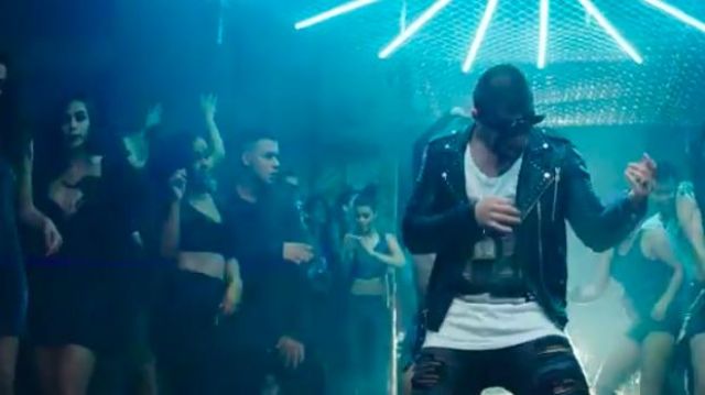 Veste noire en cuir avec clous de Maluma dans Maluma - Sin Contrato (Official Video)