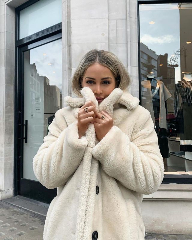 Ted­dy Coat White of Chloe Rose on the Instagram account @allchloerose