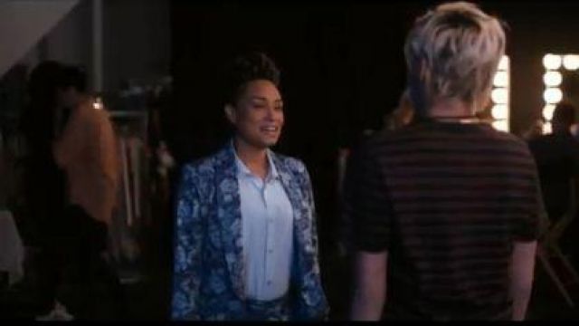 Blazer de esmoquin floral azul usado por Sophie Suárez (Rosanny Zayas) en The L Word: Generation Q Temporada 1 Episodio 8