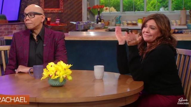 Rag & bone Logan Cashmere Hoodie usado por Rachael Ray en The Rachael Ray Show 20 de febrero de 2020