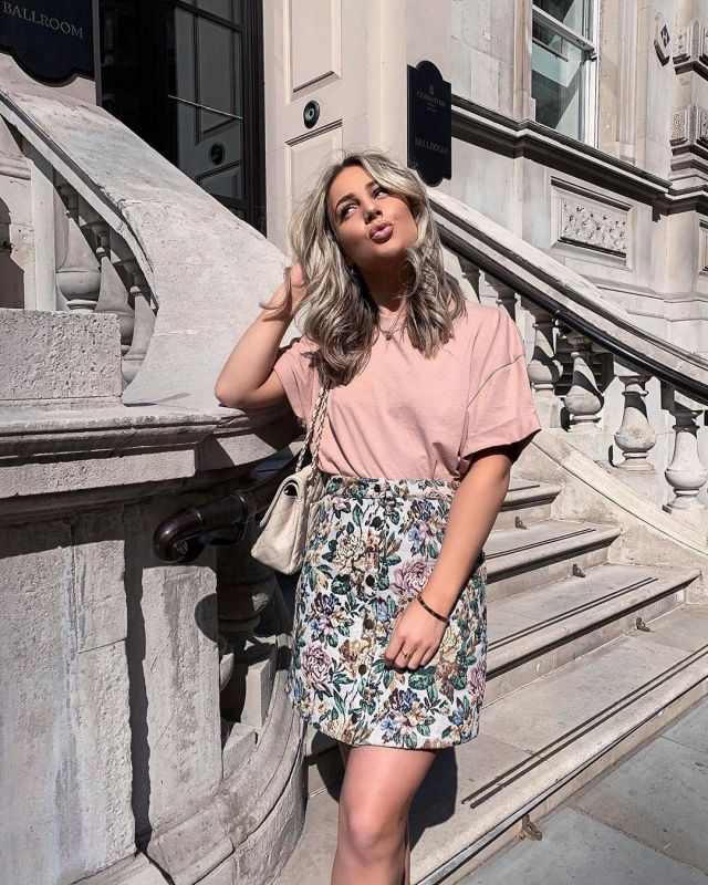 Pink T-Shirt of Chloe Rose on the Instagram account @allchloerose