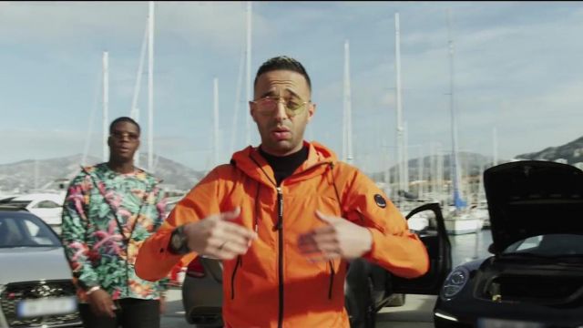 La veste orange de Naps dans son clip 6.3 feat. Ninho