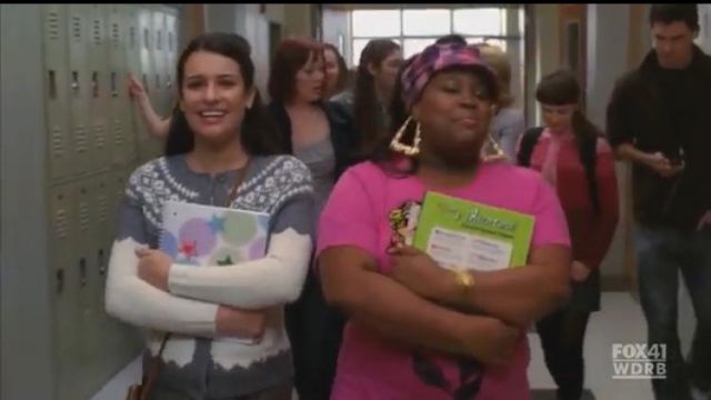 Le gilet gris J.Crew porté Rachel Berry (Lea Michele) dans la série Glee (S01E14)