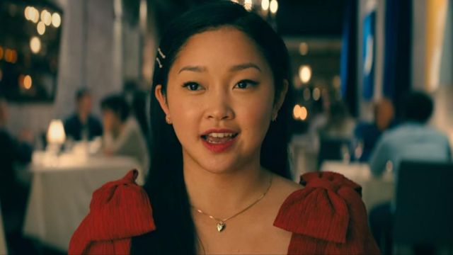 The gold necklace heart of Lara Jean (Lana Condor) in To All the Boys: P.S. I Still Love You