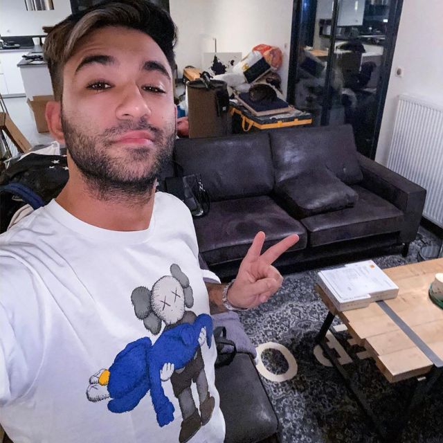 T shirt uniqlo en collaboration avec l’artiste kaws  porté par Anil Brancaleoni  sur le compte Instagram de @anilbrancaleoni 