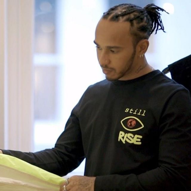 Le t-shirt à manches longues "still RISE" porté par Lewis Hamilton  sur son compte Instagram @lewishamilton