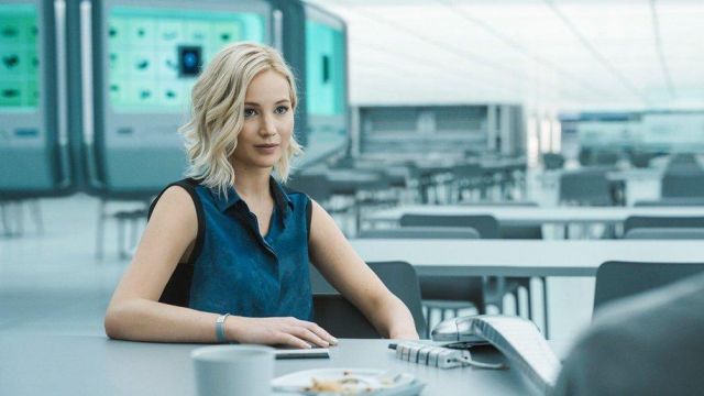 The blouse sleeveless blue Aurora Lane (Jennifer Lawrence) in Passengers