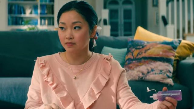 The pink sweater of Lara Jean (Lana Condor) in To All the Boys I've Loved Before